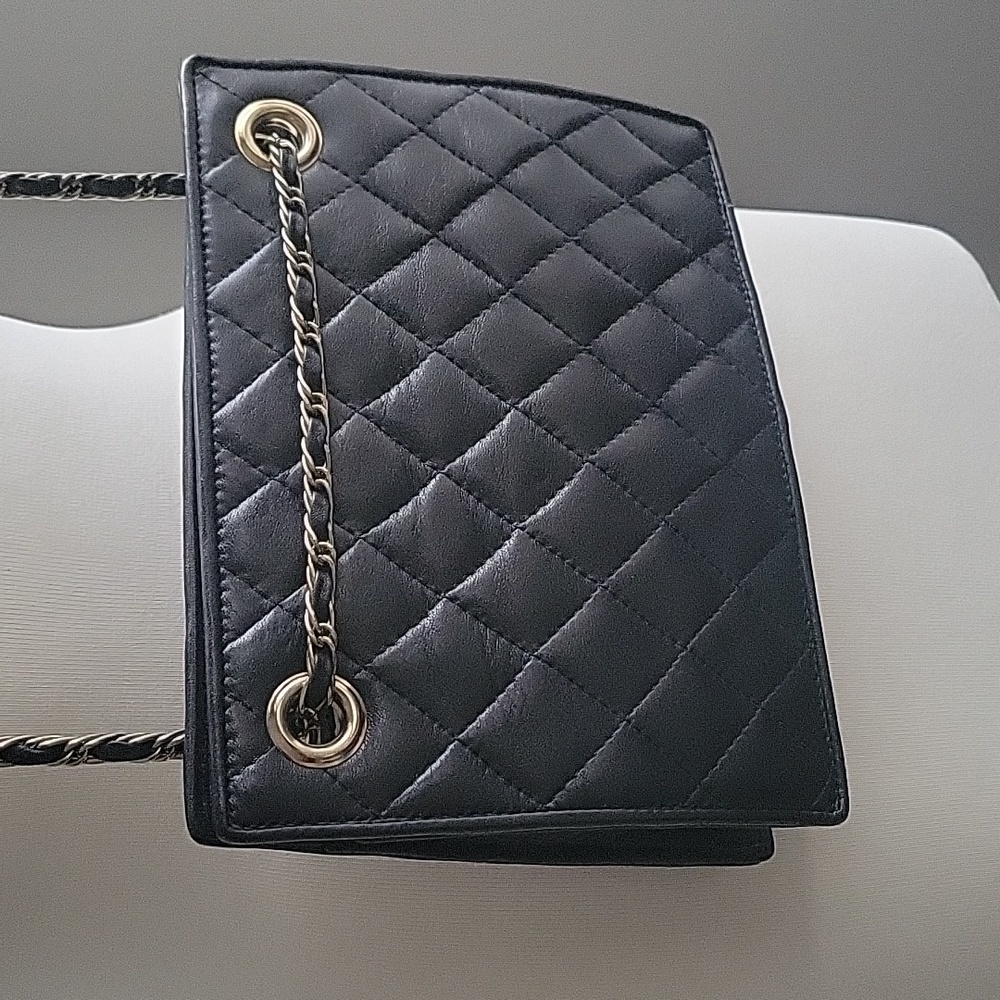 Bloomingdale's Quilted Navy Blue Chain Shoulder Bag - Picture 3 of 12